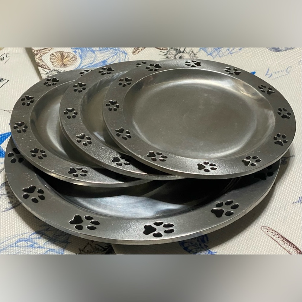🐾Silver Plates with Paw Print Design🐾